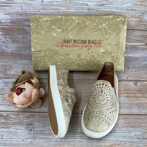 Womens AR35 Ashanne Slip On Flats, Platino  8